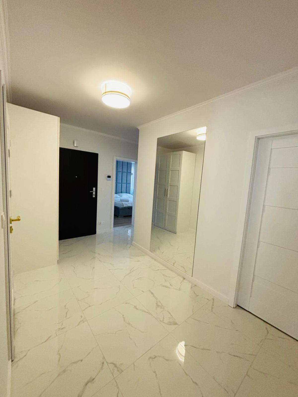 3 Bedrooms Premium Bella White For 8 Guests With Ac And Underground Parking Apartment Rzeszow