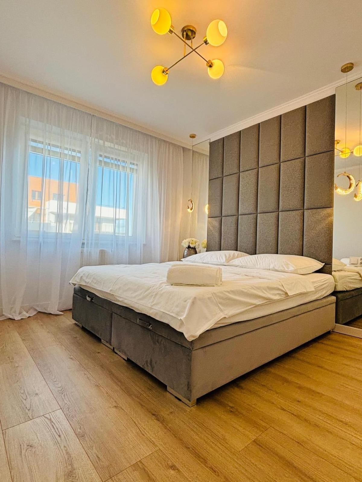 3 Bedrooms Premium Bella White For 8 Guests With Ac And Underground Parking Rzeszow