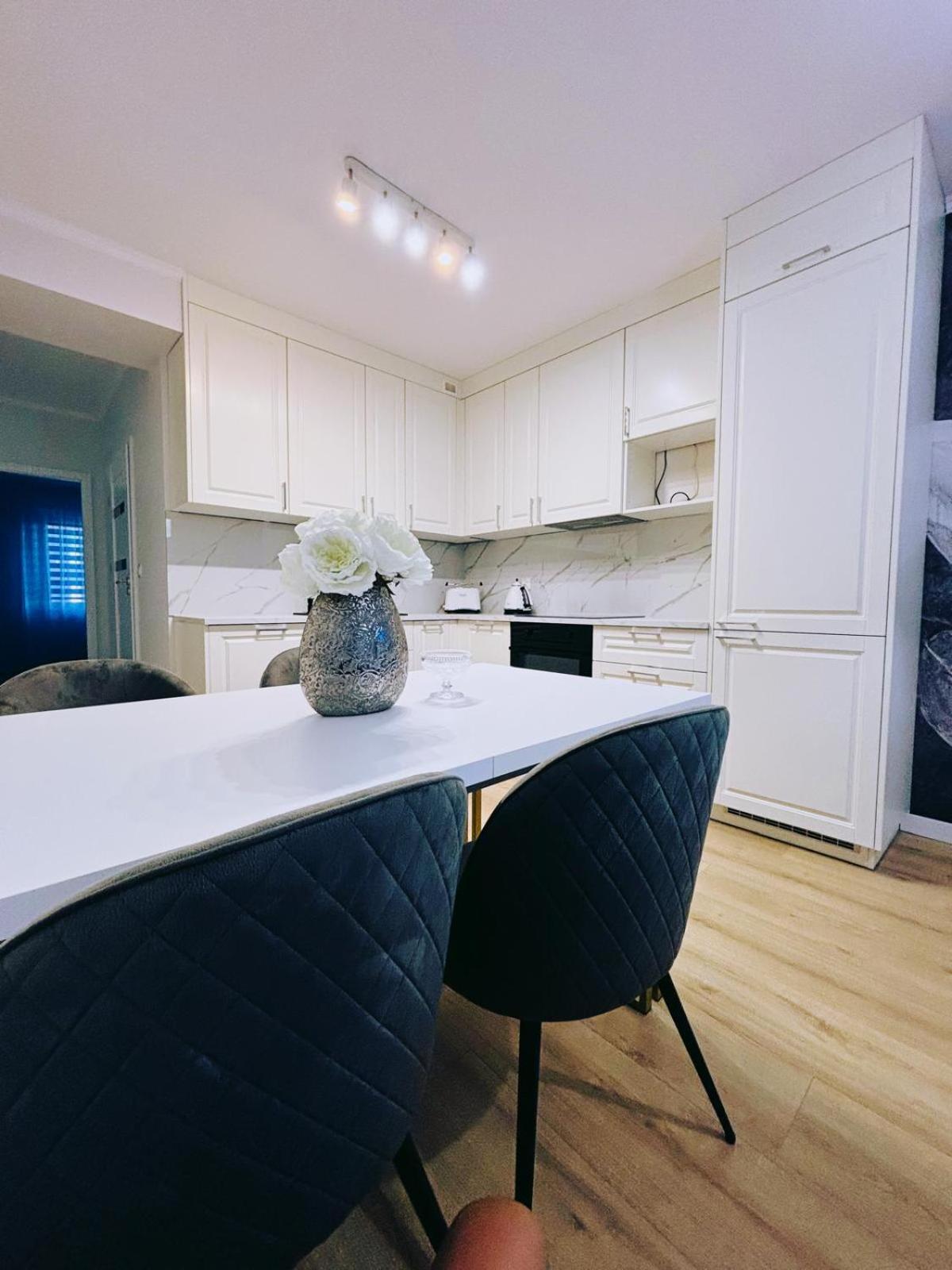 3 Bedrooms Premium Bella White For 8 Guests With Ac And Underground Parking Apartment